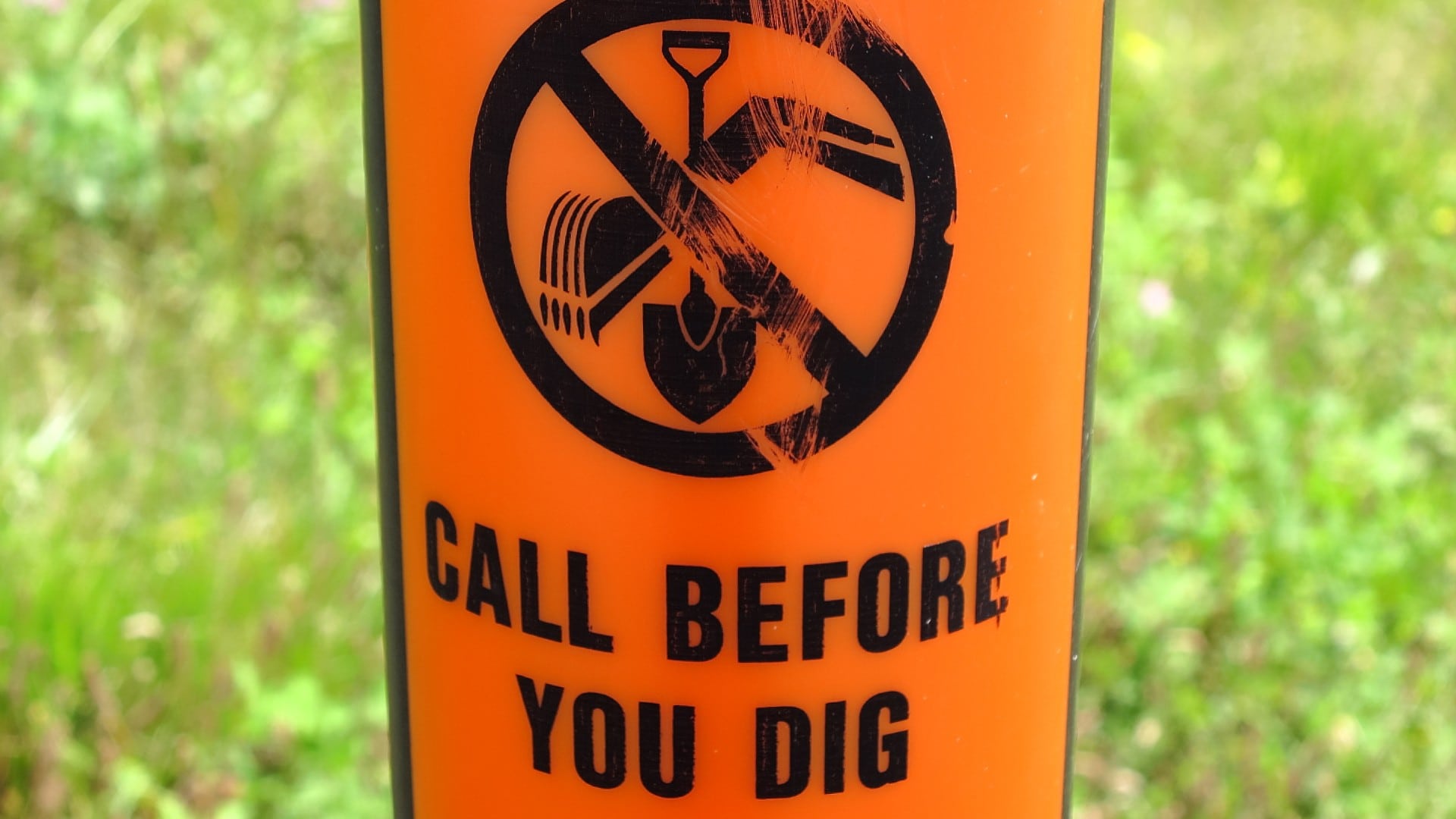 a call before you dig sign">